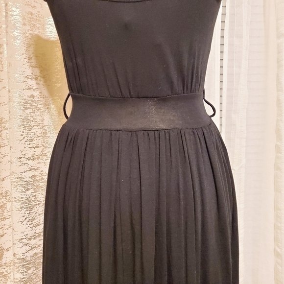 Forever 21 | Pleated Black Dress - Picture 4 of 5